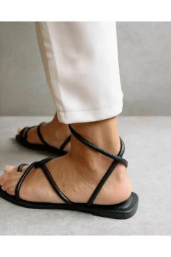 ALOHAS Sandalen Lace It Up Flat Sandal Black -Aloha Winkel 3f6bf93488659431db69ba54276f9209