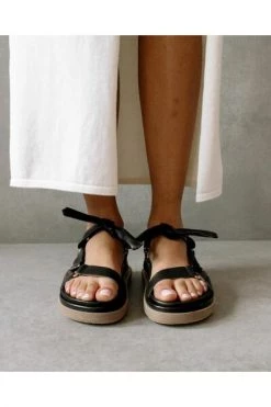 ALOHAS Sandalen Tied Together Sandals Black -Aloha Winkel 3f7600b0055a034e11b480235d3a31da