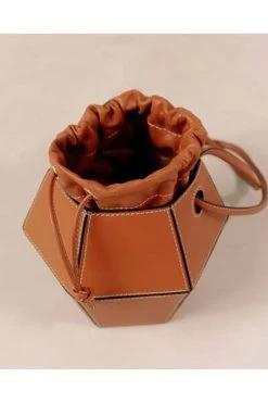 ALOHAS Schoudertassen The V Bag Brown -Aloha Winkel 5ef94f5ba1d17950c5c92aa0a38273d9