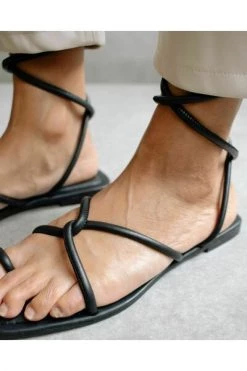 ALOHAS Sandalen Lace It Up Flat Sandal Black -Aloha Winkel 7c898b5da677e5bf0603e079a0e21b24