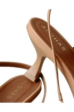ALOHAS Sandalen Asymmetric Straps Heeled Sandals Beige -Aloha Winkel 9f295fce8480477a1be43550066df67b